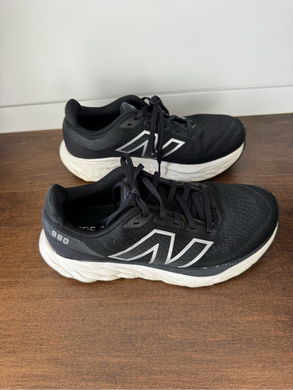 New Balance Black & White 880 Fresh Foam Running Shoes 7.5 EE (fit like size 7)